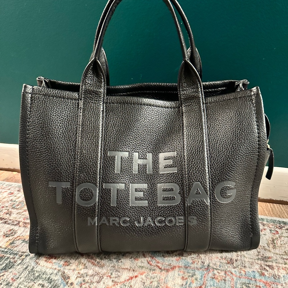 Marc Jacobs Black Leather Tote size MEDIUM